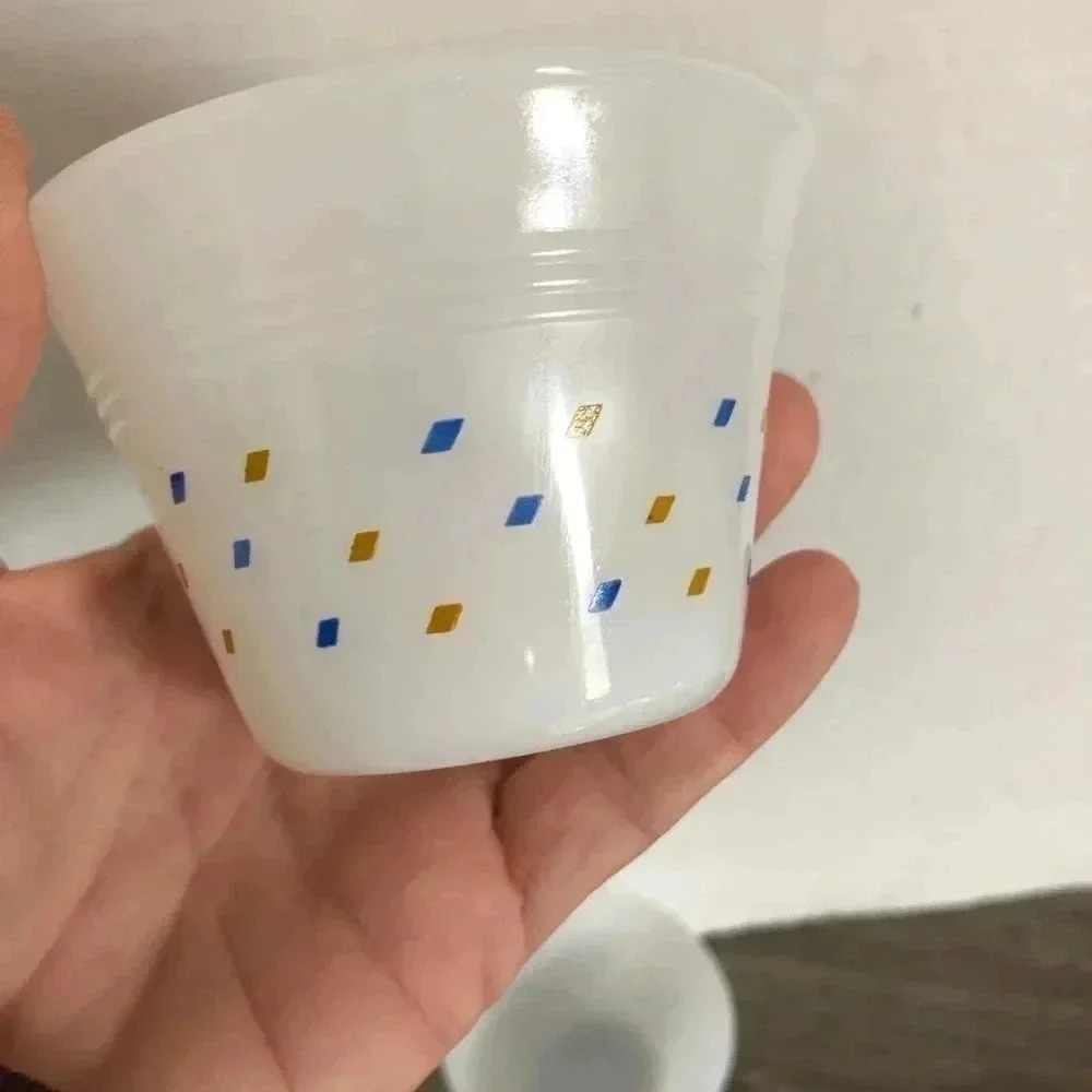 Vintage Dynaware Diamond Patterned Ramekins - Picture 7 of 10